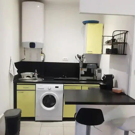 Studio With Its Small Backyard Perfect Location